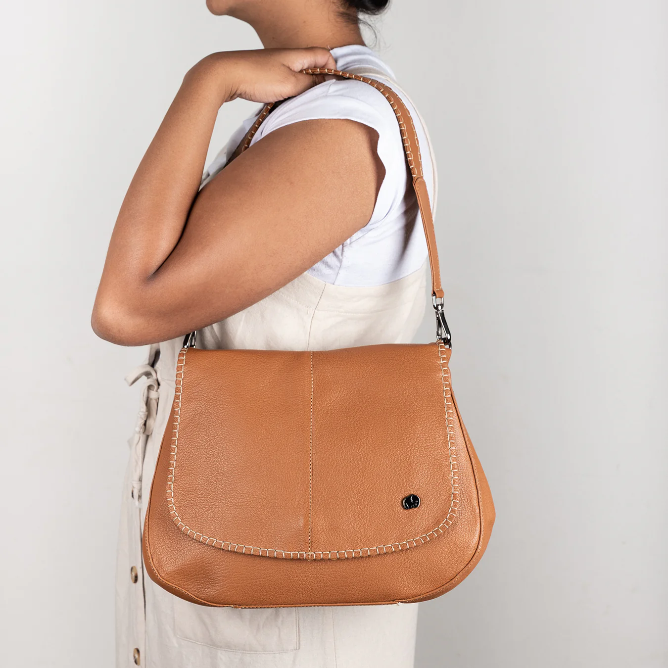 Nembeko : Ladies Leather Crossbody Handbag in Oak Cayak - Image 3