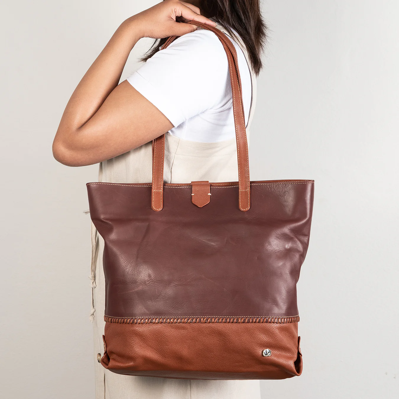 Omari : Ladies Leather Shopper Handbag in Raisin Relaxa & Suede Cayak - Image 2