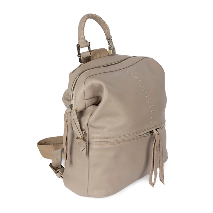Zinande : Leather Backpack in Stone - Image 3